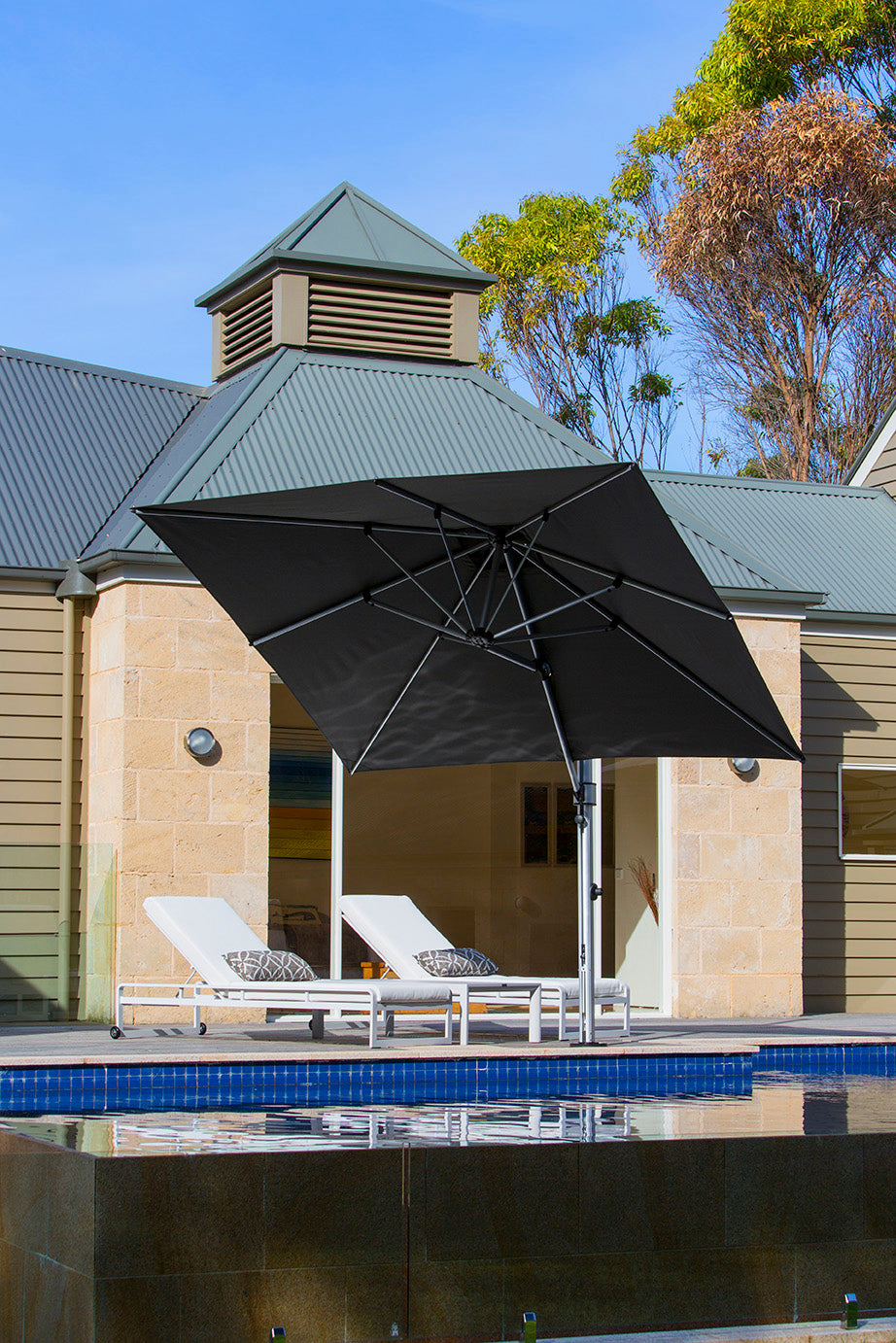 InstaShade Aurora Cantilever Parasol