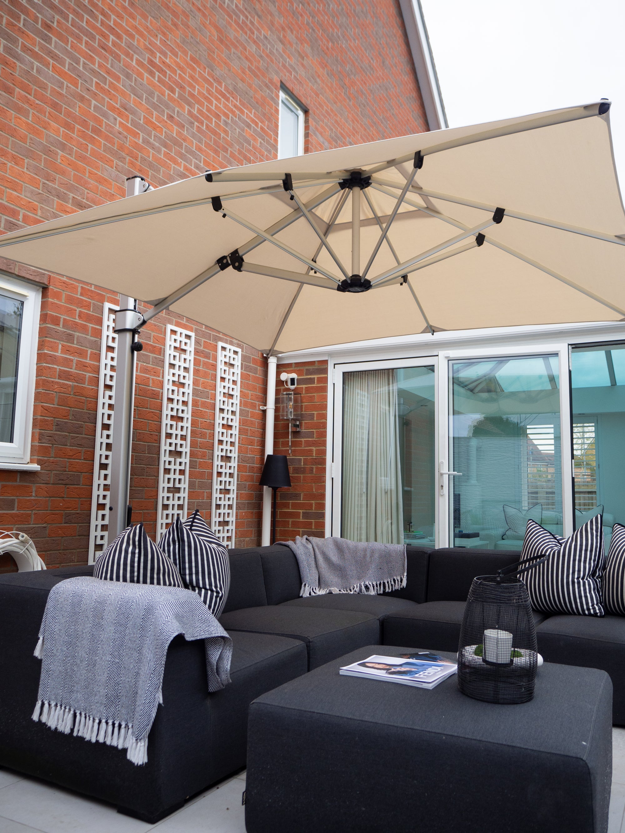 InstaShade Aurora Cantilever Parasol